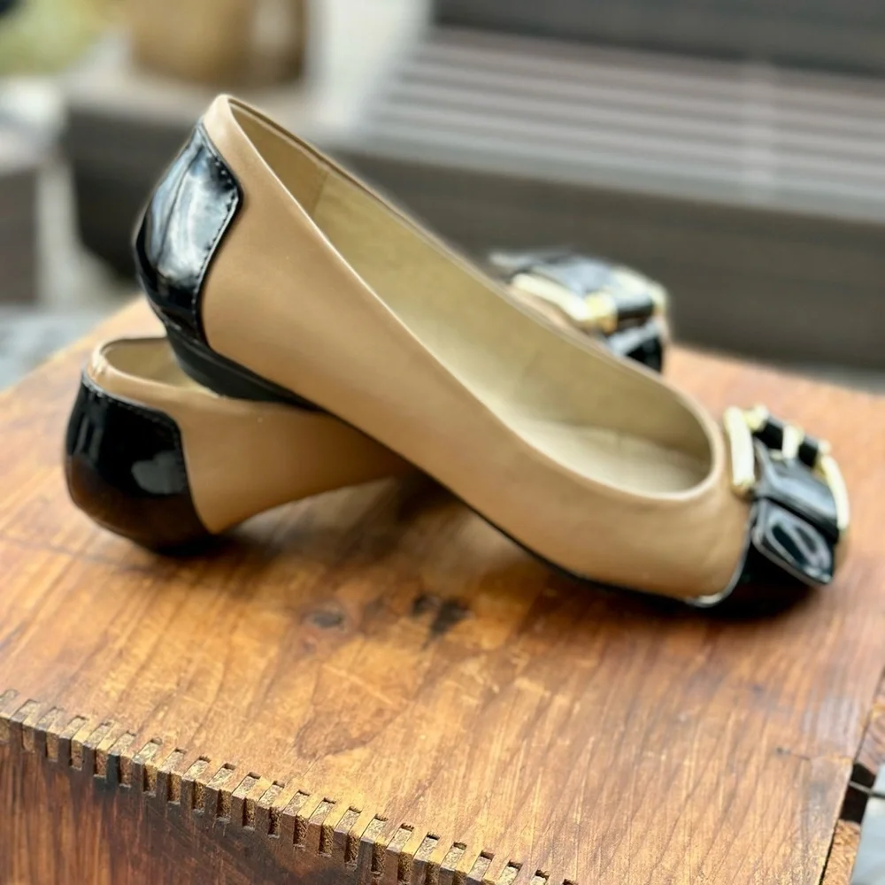 Bandolino Leather and Patent 7 1/2M Flats